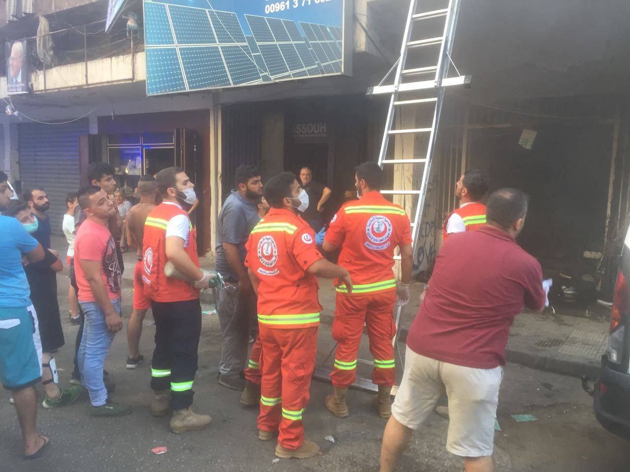 أكثر من 15 إصابة بحالات اختناق نتيجة احتراق منور إحدى البنايات في طرابلس