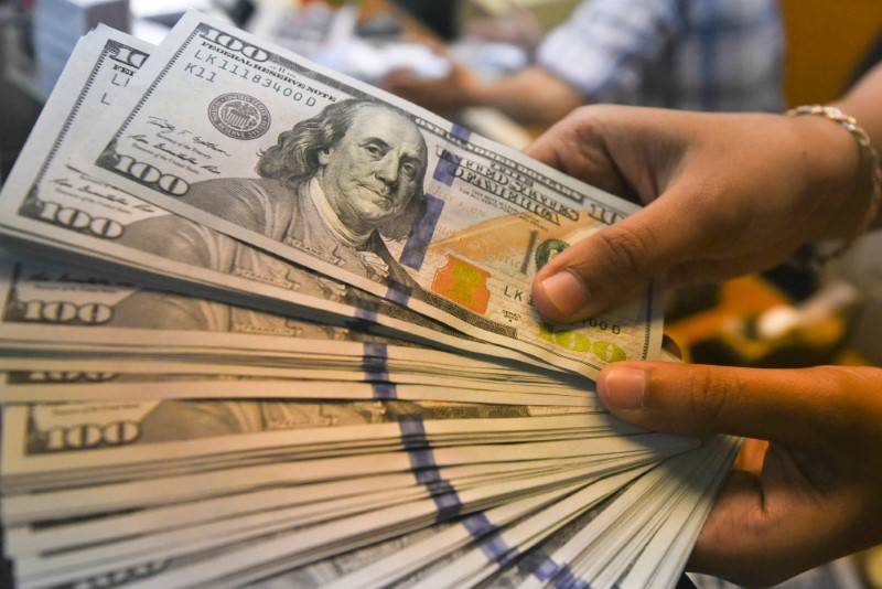 الدولار يهبط مع دخول رسوم أميركية حيز التنفيذ