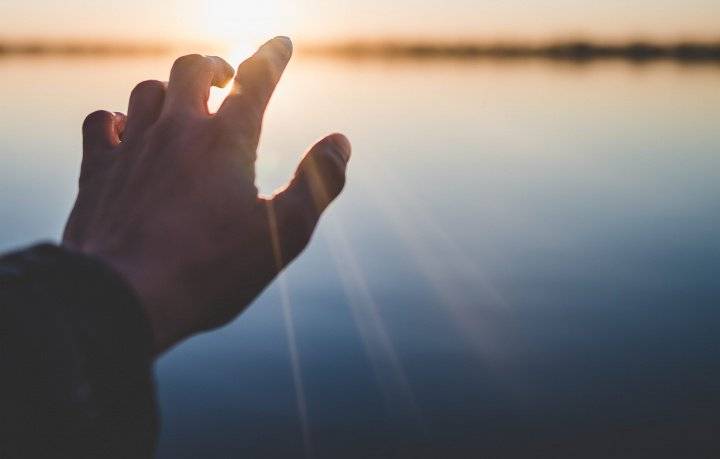 اسباب ارتعاش اليدين ومتى يستلزم زيارة الطبيب