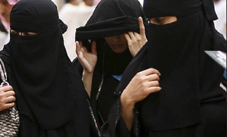 هكذا استغلتا حجابهما لسلب المحلات.. في وضح النهار!