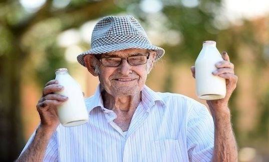 تعرف إلى بائع الحليب الأكبر سناً في العالم