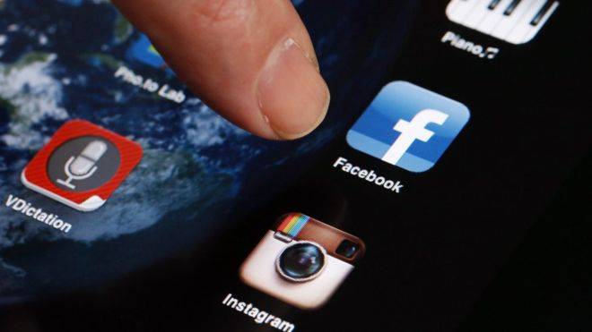 تطبيقات وسائل التواصل الاجتماعي تعمل "عمدا" على أن يدمنها المستخدمون