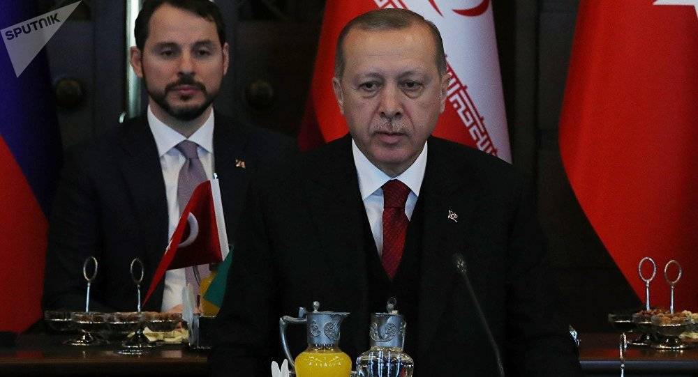 تركيا تنشر مرسوما بعزل 18 ألف موظف