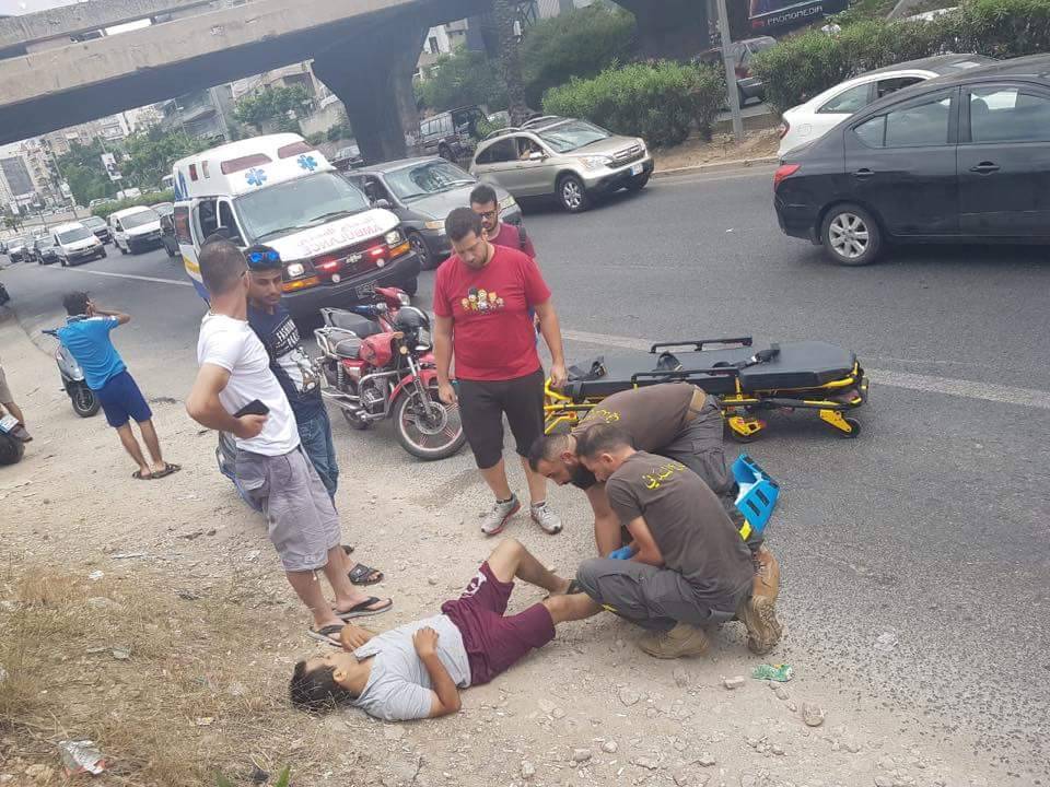 بالصورة..جريح سوري بحادث سير على أوتوستراد جونية