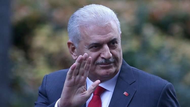رئيس وزراء تركيا يثني مواطنا تركيا عن الانتحار!