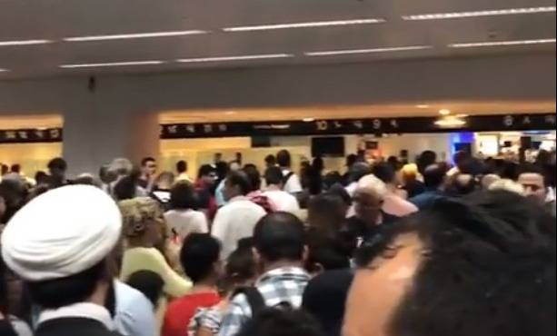 بالفيديو: "الوضع جنون" في مطار بيروت.. 10 طائرات وصلت بساعتين!