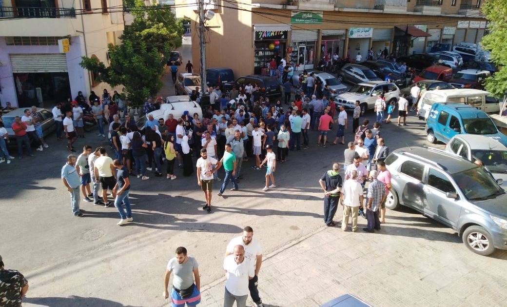 اعتصام لأهالي كفررمان أمام مبنى البلدية احتجاجاً على أزمة النفايات