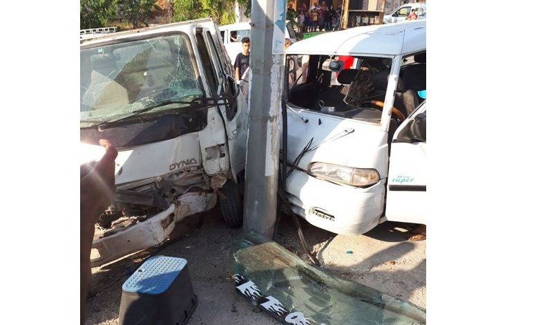 بالصورة.. جرحى في حادث سير بين حافلتي ركاب