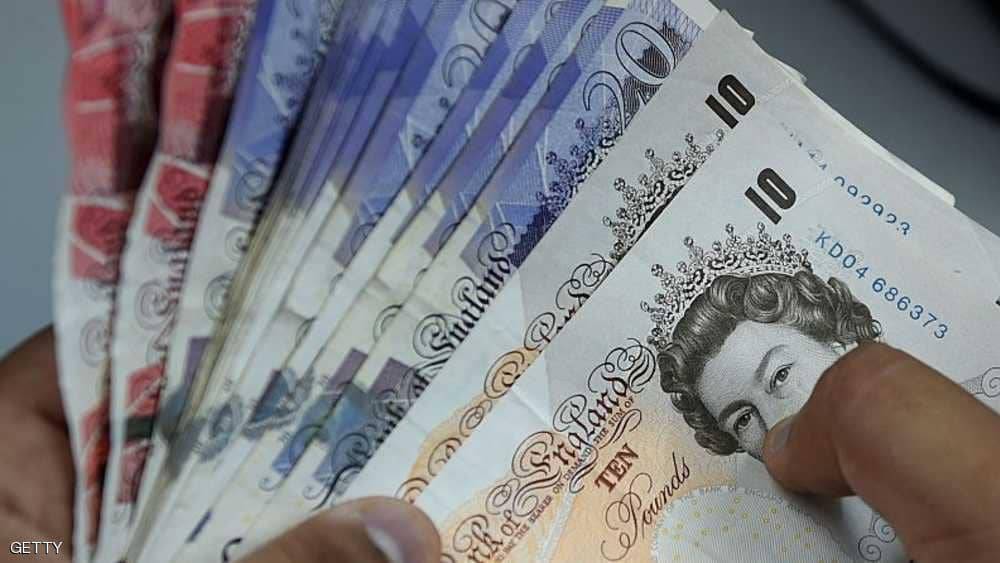 استقالة جونسون تهبط بالجنيه الإسترليني