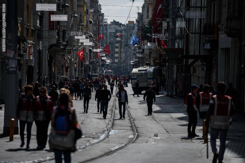 تركيا تعلن تسريح نحو 18 ألف موظف حكومي قبل رفع حالة الطوارئ بالبلاد