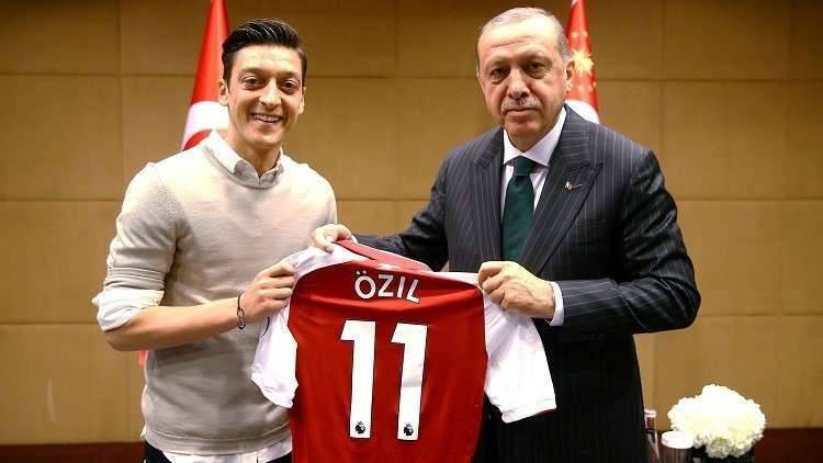 والد أوزيل يحث نجله على ترك المنتخب الألماني
