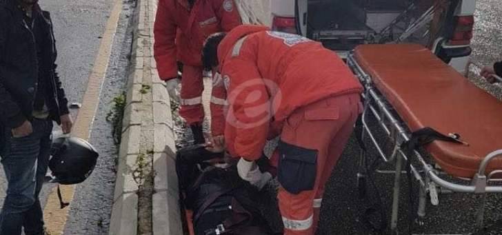 جريح بحادث سير بين دراجة نارية وفان ببلدة المروانية