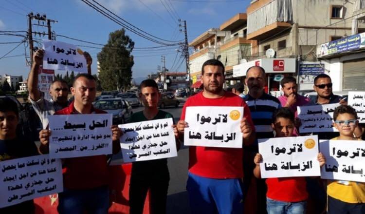 بالصور.. اعتصام لاهالي ميفدون احتجاجا على قرار اعادة فتح مكب النفايات