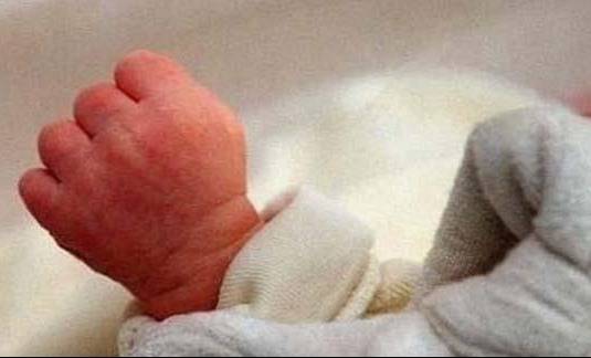 رضيع في صندوق أمام دير في عين سعادة