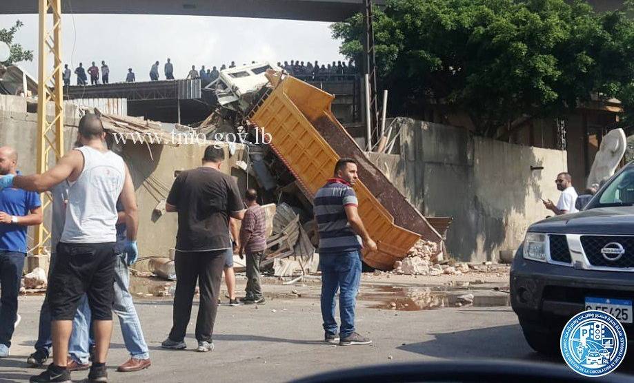 بالصورة.. قتيلان نتيجة انقلاب شاحنة