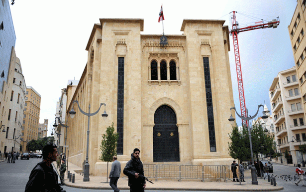 تلويح عوني بسحب البساط من تحت الحريري دستورياً؟!