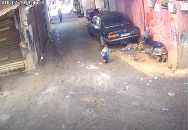 شاهد.. طفل ينجو بأعجوبة من دهس شاحنة بلبنان