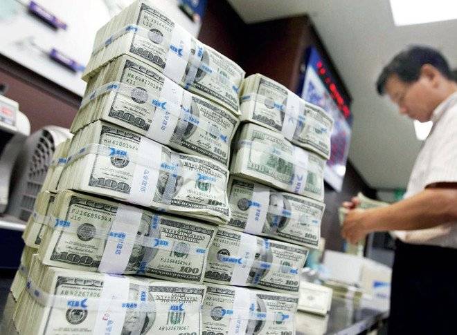 حرب العملات تلوح .. الصين مهددة بتآكل احتياطياتها وأمريكا الأقدر على الصمود