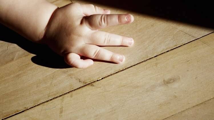 ما العلاقة بين طول السبابة اليمنى وصوت الطفل؟