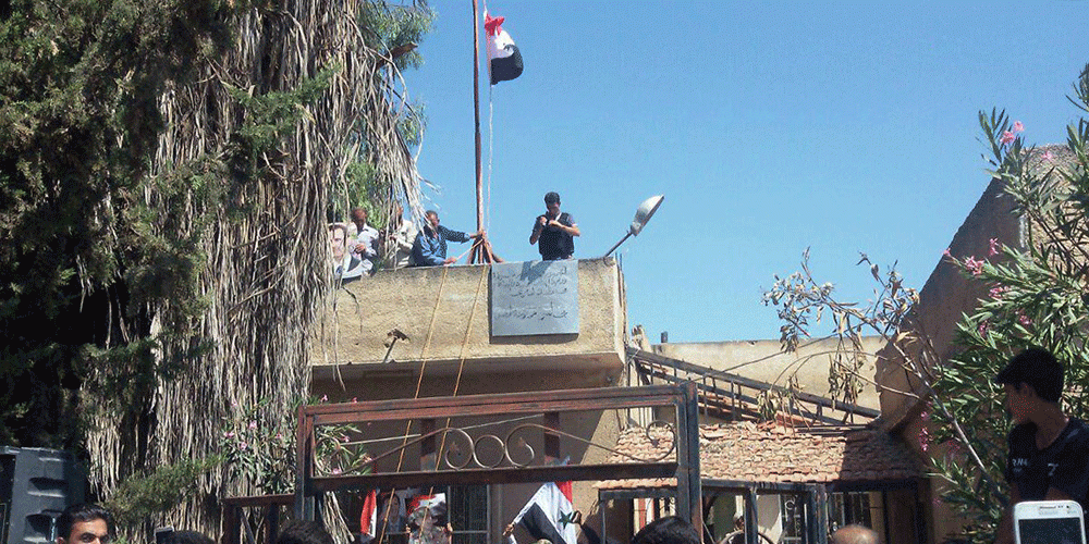 الجيش العربي السوري يرفع العلم الوطني
في الساحة العامة بدرعا