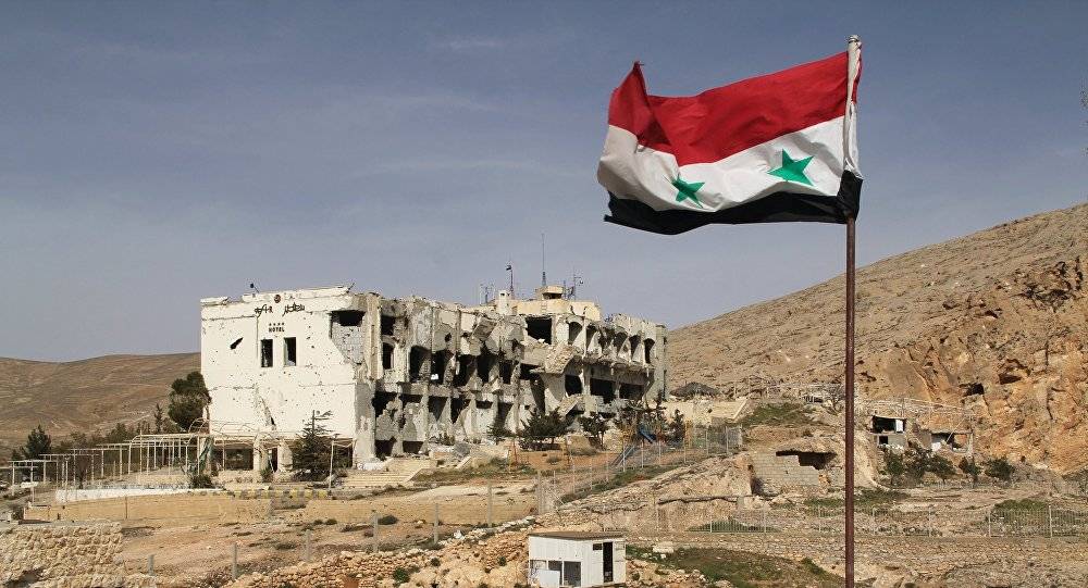 الجيش العربي السوري يرفع العلم الوطني في الساحة العامة بدرعا