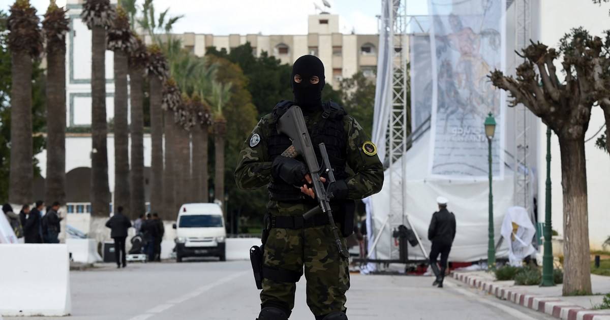 طعن رجلي أمن في تونس على يد شخص مشتبه به