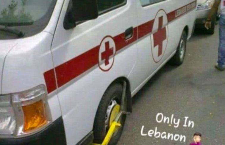ما حقيقة تكبيل سيارة إسعاف تابعة للصليب الأحمر؟