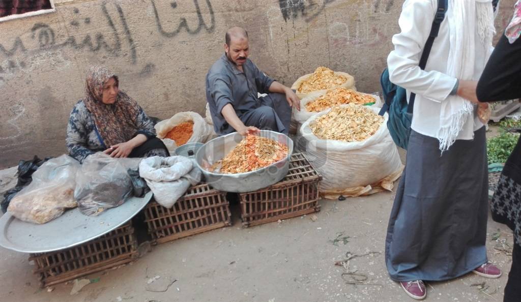 ما الذي يدفع بعض المصريين لشراء بقايا الطعام؟