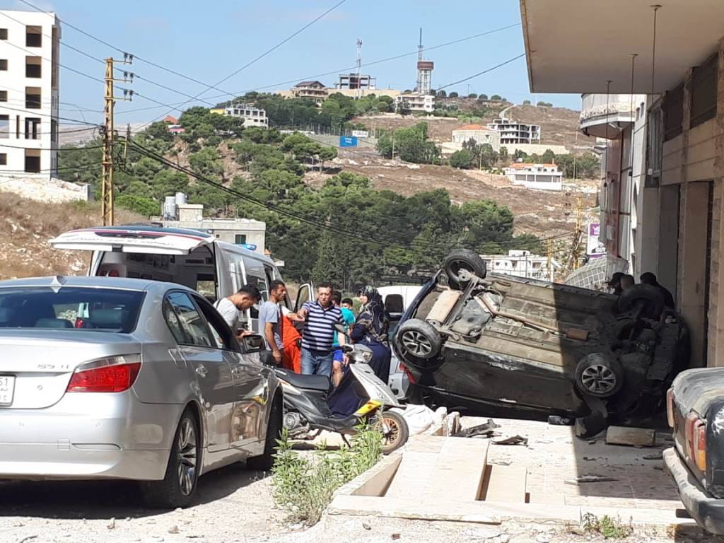 بالصورة..تدهور سيارة في النبطية ونجاة السائق