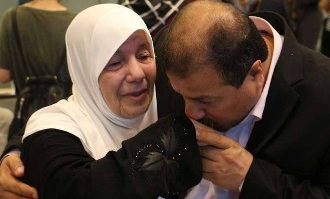 فيديو مؤثر.. مبعد فلسطيني يلتقي بوالدته بعد فراق 17عاماً