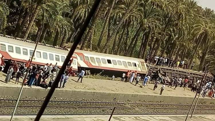 انقلاب قطار الصعيد في مصر.. والحماية المدنية تدفع بفرق الإنقاذ