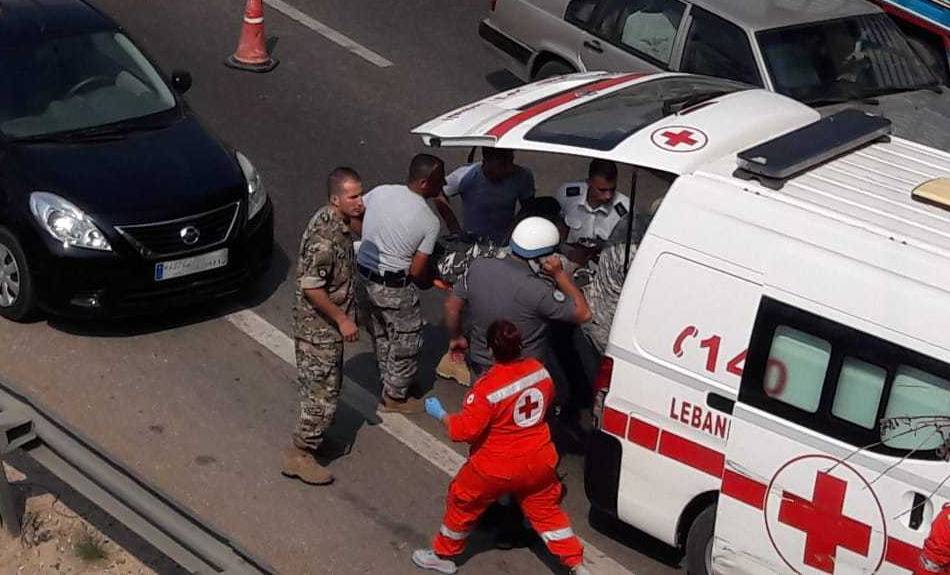 بالصور:  سيارة تصدم دراجاً لقوى الامن  على أوتوستراد الجية