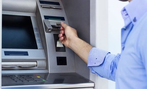 موظّف بنك يستولي على أموال العملاء.. والغلّة 350 ألف دولار