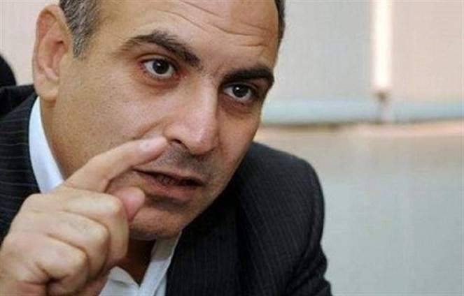 أسود: لست حكيما نفسانيا لأفك عقدة جنبلاط