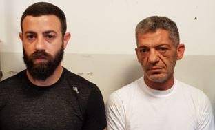 بالصورة: مُحتالان يوهمان الناس بتصنيع أوراق نقدية صحيحة.. هل وقعتم ضحيتهما؟