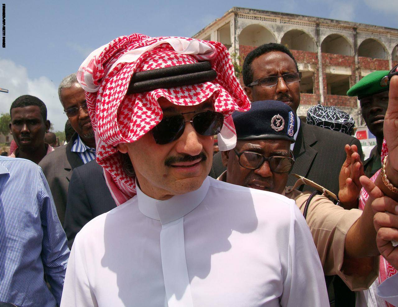 الوليد بن طلال ينشر صورة مع محمد بن سلمان.. فماذا كتب تعليقا عليها؟