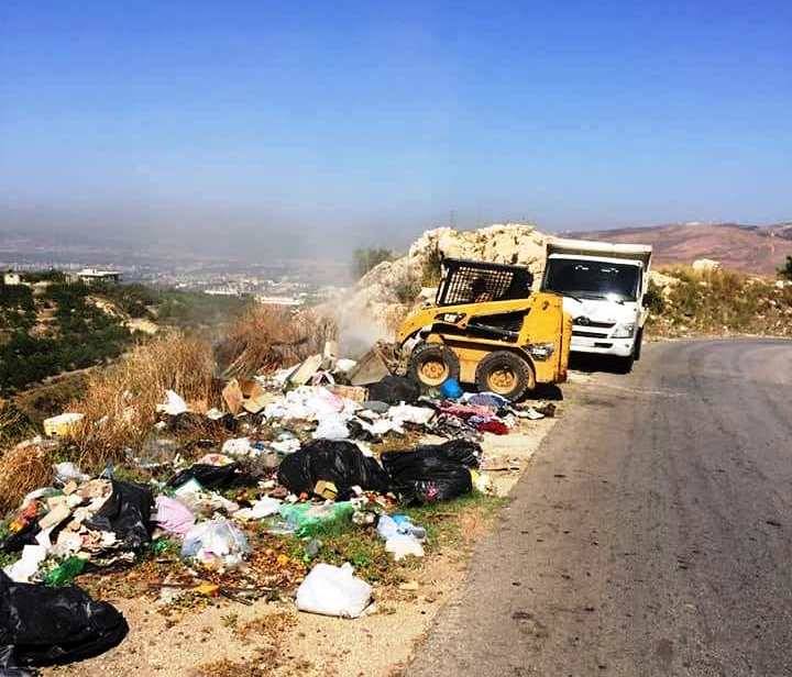 تنظيف طريق بخعون المطل عزقي من النفايات ودعوات لعدم رميها
