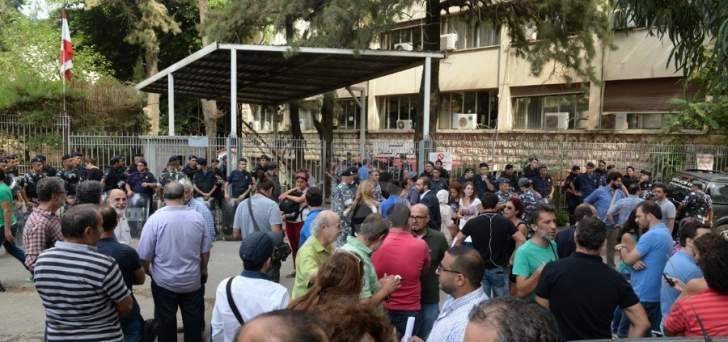 وقفة رمزية أمام قصر العدل في بيروت احتجاجا على الانقطاع المتكرر للتيار الكهربائي في قصور العدل