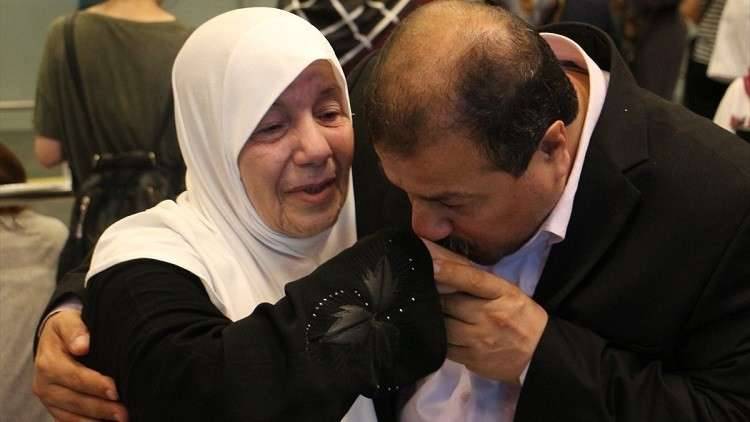 مبعد فلسطيني يلتقي بوالدته بعد 17 عاما من الفراق