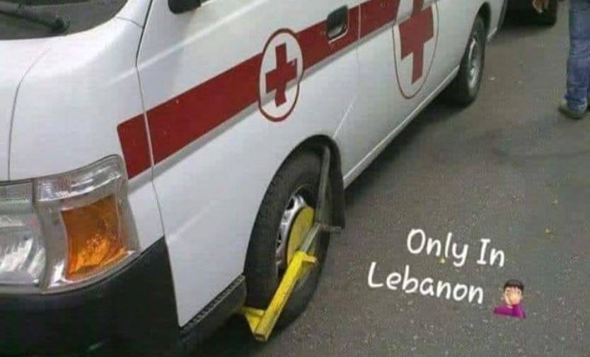 بعد منع مرورها بسبب "موكب سياسي".. ما حقيقة تكبيل سيارة للصليب الأحمر؟!