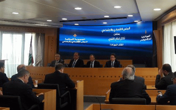 مداخلات بين أعضاء هيئة مكتب المجلس الاقتصادي
خلال زيارة وفد تكتل لبنان القوي الى مقرّ المجلس