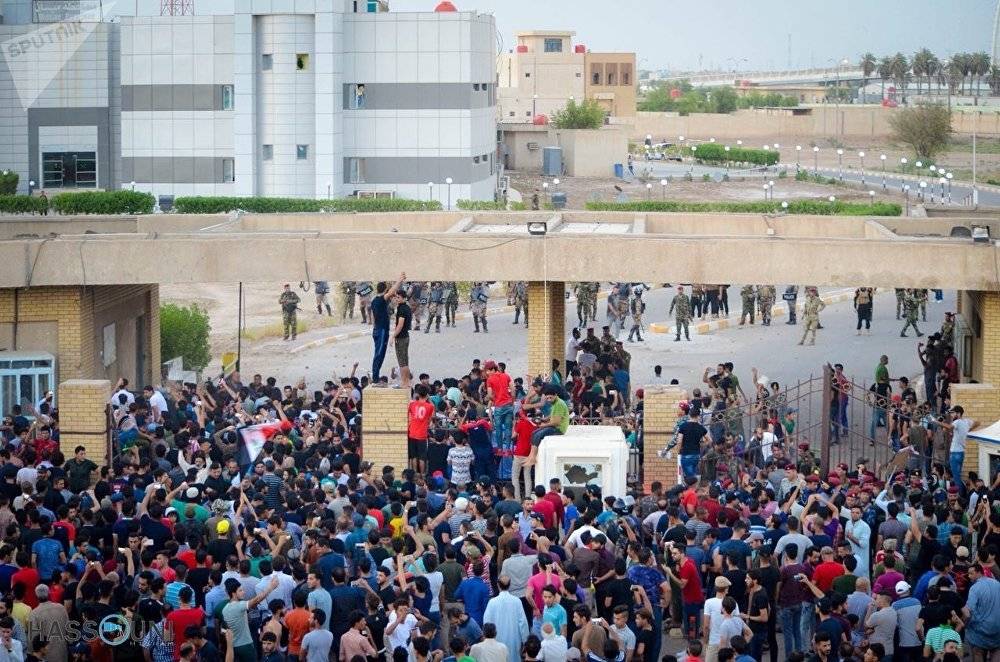 توسع رقعة المظاهرات بالعراق.. وقتلى برصاص الأمن