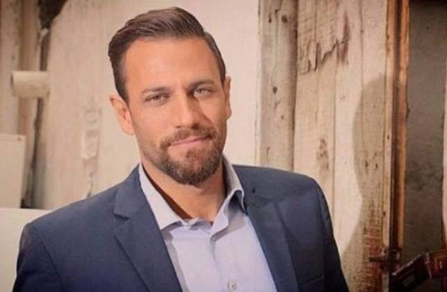 بالصورة- لقطة عفوية تجمع نيكولا معوض بحبيبته على البحر