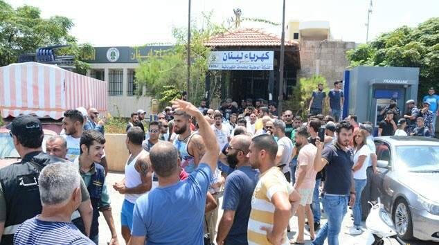 قطع مدخل مدينة صور بالاتجاهين لساعتين احتجاجا على تقنين الكهرباء