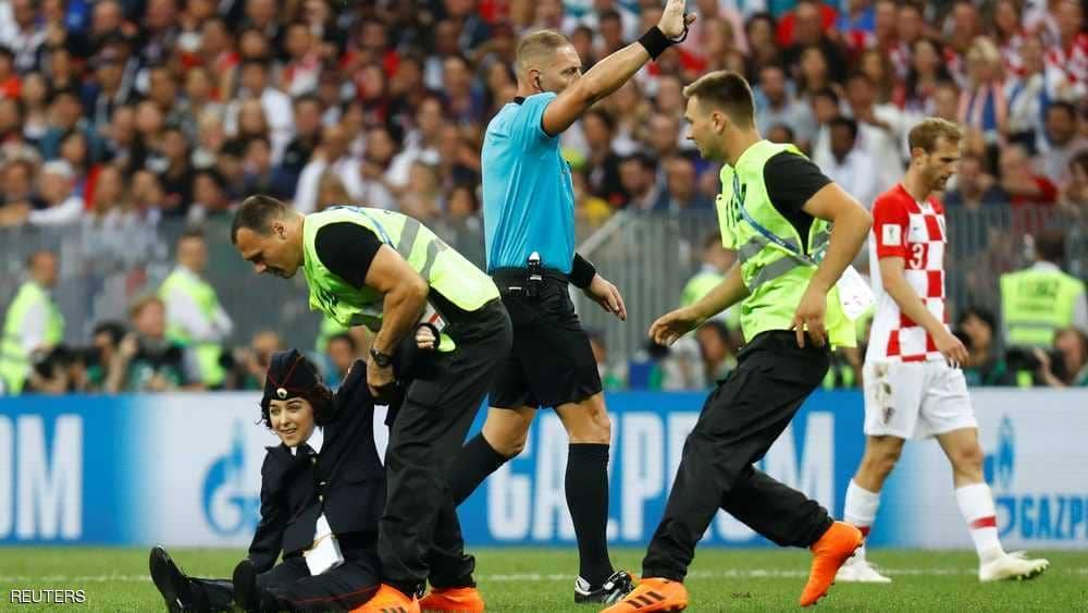 اقتحام "جماعي" لأرض الملعب بنهائي المونديال