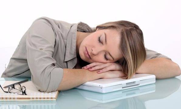لماذا يُصيبنا النّعاس أثناء النهار؟