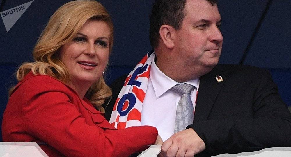 رئيسة كرواتيا تأسر قلوب المعجبين في نهائي كأس العالم