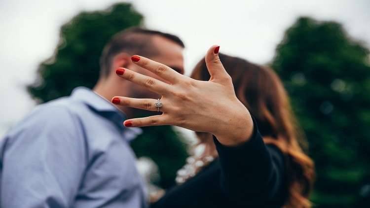 لماذا يدفع البشعون أموالا أكثر للزواج؟