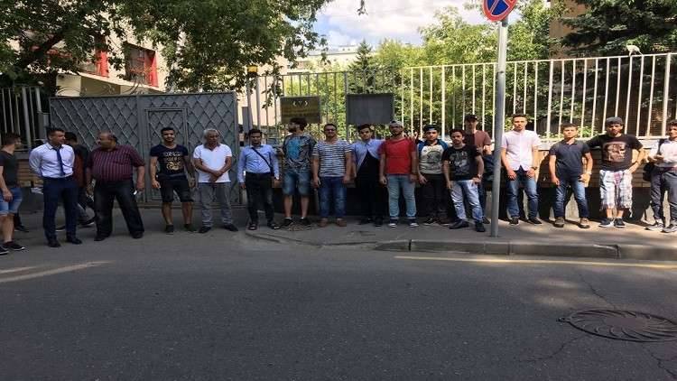 طلاب يمنيون يعلنون اعتصاماً مفتوحاً أمام سفارة بلادهم في موسكو