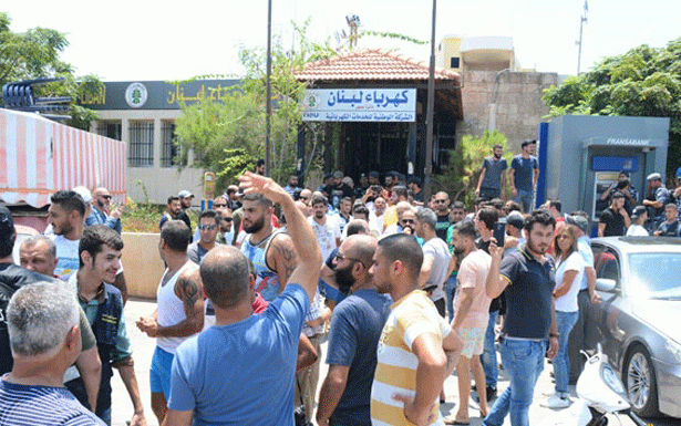 قطع مدخل صور بالإتجاهين احتجاجاً على تقنــيـن القاسي للكهرباء